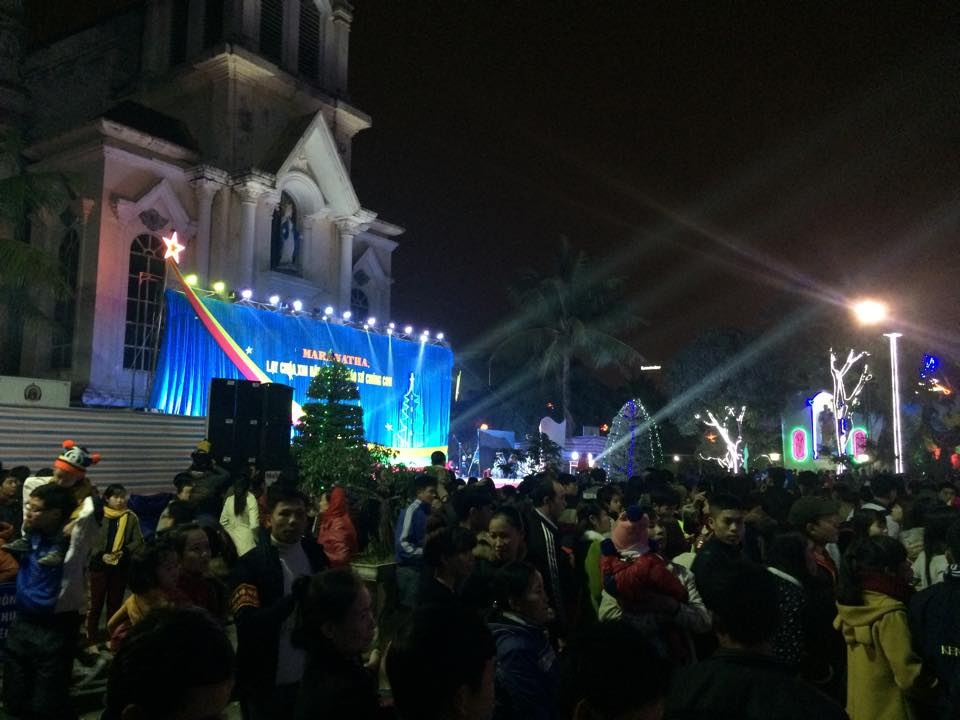 Dòng người "đổ về" khu trung tâm, đến Nhà thờ tận hưởng đêm Giáng sinh - 52 Hàng ngàn người đã chen chân chật Thánh đường Giáo xứ Cầu Rầm.