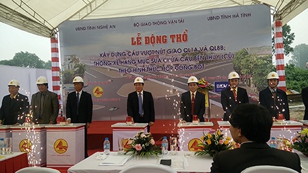 Thông xe cầu Bến Thủy cũ và khởi công xây dựng cầu vượt QL1A - 4 Dịp này, lễ động thổ cầu vượt quốc lộ 1A và quốc lộ 8B cũ được khởi động.
