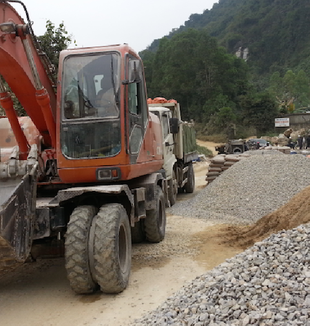 Nghệ An: Huyện “cấm đường”, doanh nghiệp kêu cứu? - 3 Đơn vị thi công mang máy vừa thi công vừa ngăn đường.