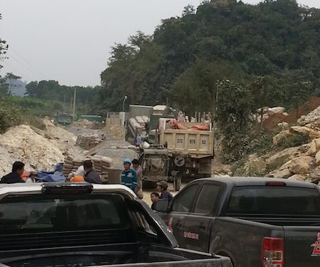 Nghệ An: Huyện “cấm đường”, doanh nghiệp kêu cứu? - 4 Tắc đường tại ngã ba khi cung đường này đang làm, vì không có phương án phân làn đường.