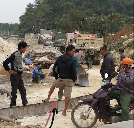 Nghệ An: Huyện “cấm đường”, doanh nghiệp kêu cứu? - 5 Nhà thầu, thi công đã mang thanh sắt ra chắn đường không cho xe các doanh nghiệp lưu thông.