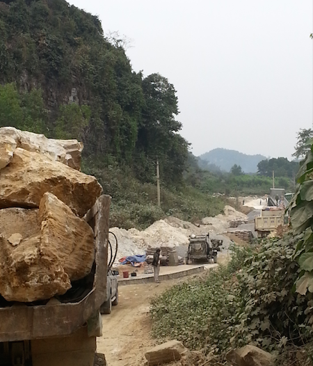 Nghệ An: Huyện “cấm đường”, doanh nghiệp kêu cứu? - 7 Con đường độc đạo, nếu cấm doanh nghiệp một vài tháng thì nhiều khả năng họ sẽ bị phá sản.