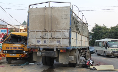Truy tìm tài xế xe tải đâm chết người rồi bỏ trốn - 1 Hiện trường vụ tai nạn.