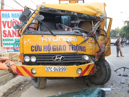 Chiếc xe cứu hộ đỗ bên đường bị một xe khác tránh vụ tai nạn đâm hư hỏng nặng.