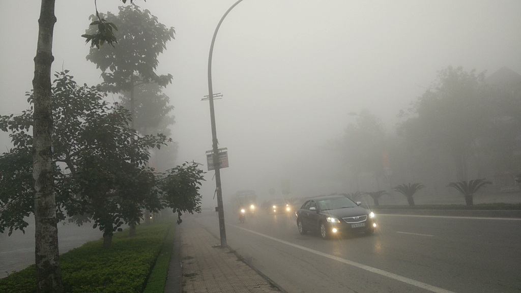 Xe cộ trên quốc lộ 1A đoạn qua TP Vinh (Nghệ An) phải bật đèn, đi chậm.