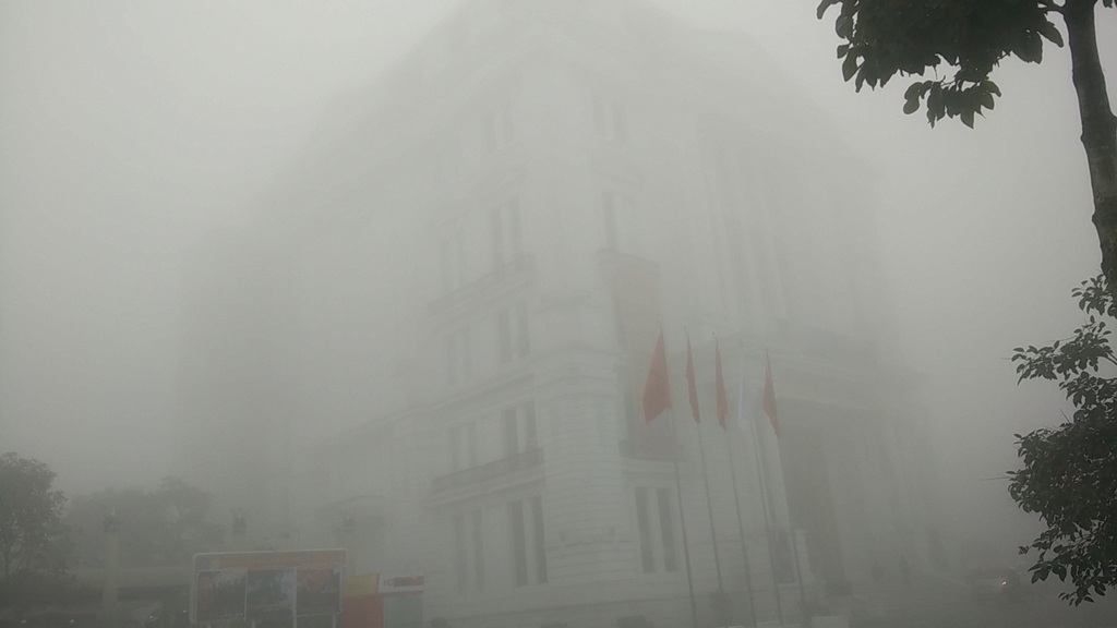 Rạp hát 12-9 bị sương mù phủ kín.