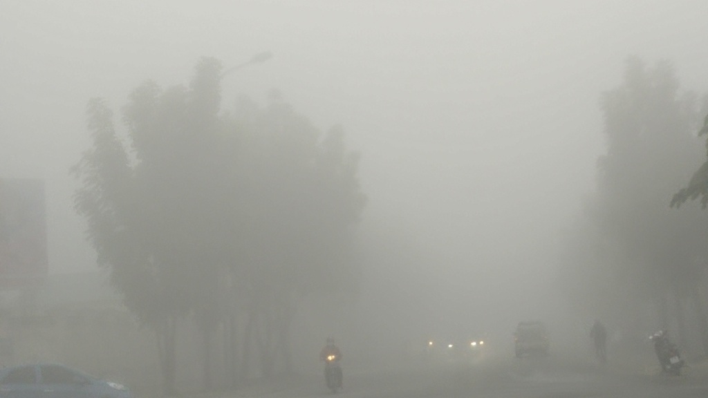 Tòa nhà mất hút trong sương.