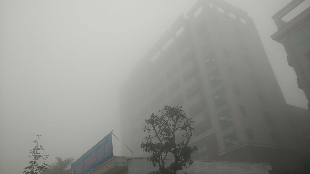 Một tòa nhà bị sương bao phủ.