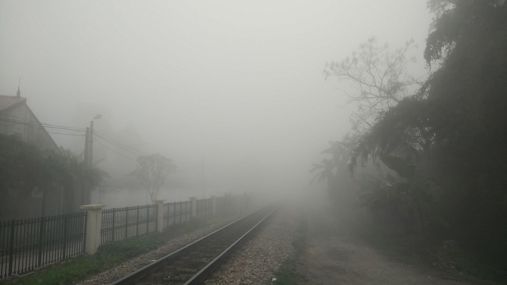 Đường sắt Bắc - Nam bị sương mù nuốt. (Ảnh: Nguyễn Duy).