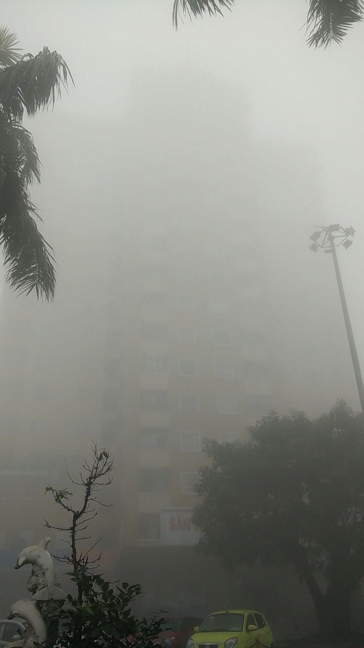 Rạp hát 12-9 bị sương mù phủ kín.