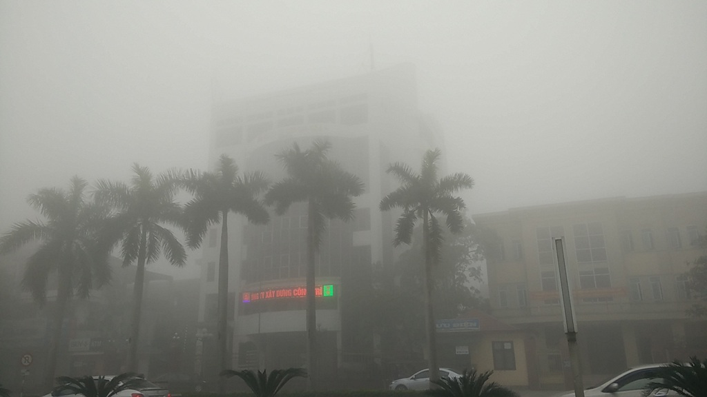 Tòa nhà mất hút trong sương.