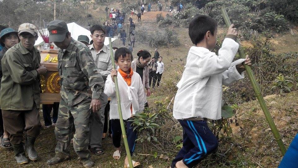 Khăn tang phủ trắng xóm nghèo bên sông Lam - 9 Xóm nghèo phủ trắng khăn tang.