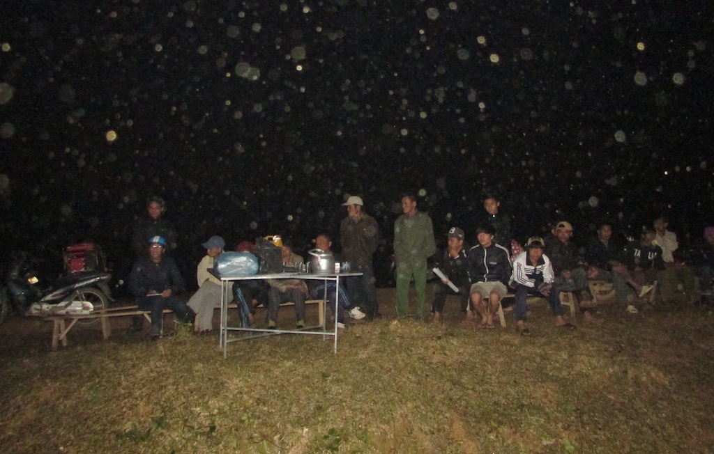 Chính quyền, nhân dân hỗ trợ gia đình đưa các nạn nhân về quê an táng.