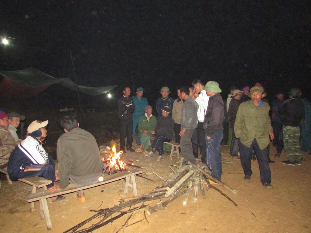 Chờ thi thể các nạn nhân về trong đêm.