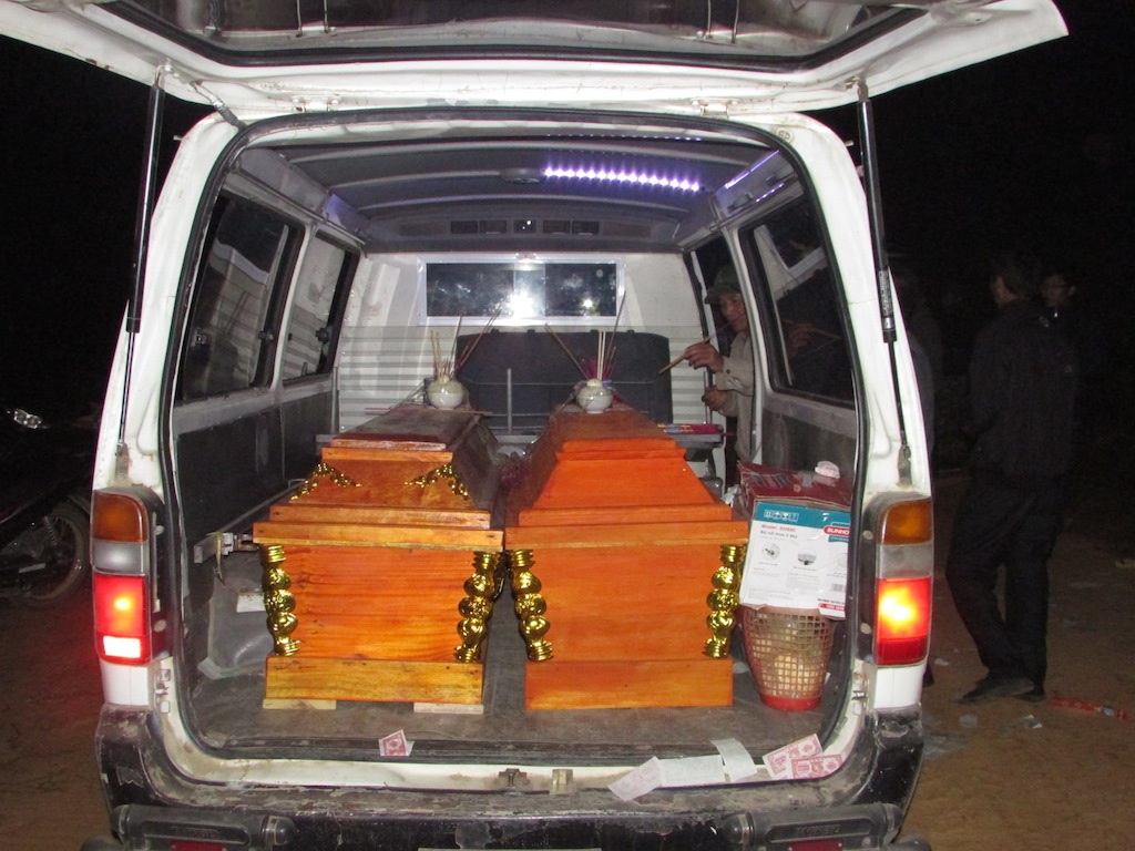 Những nạn nhân xấu số được đưa về quê nhà trong đêm 24/1.