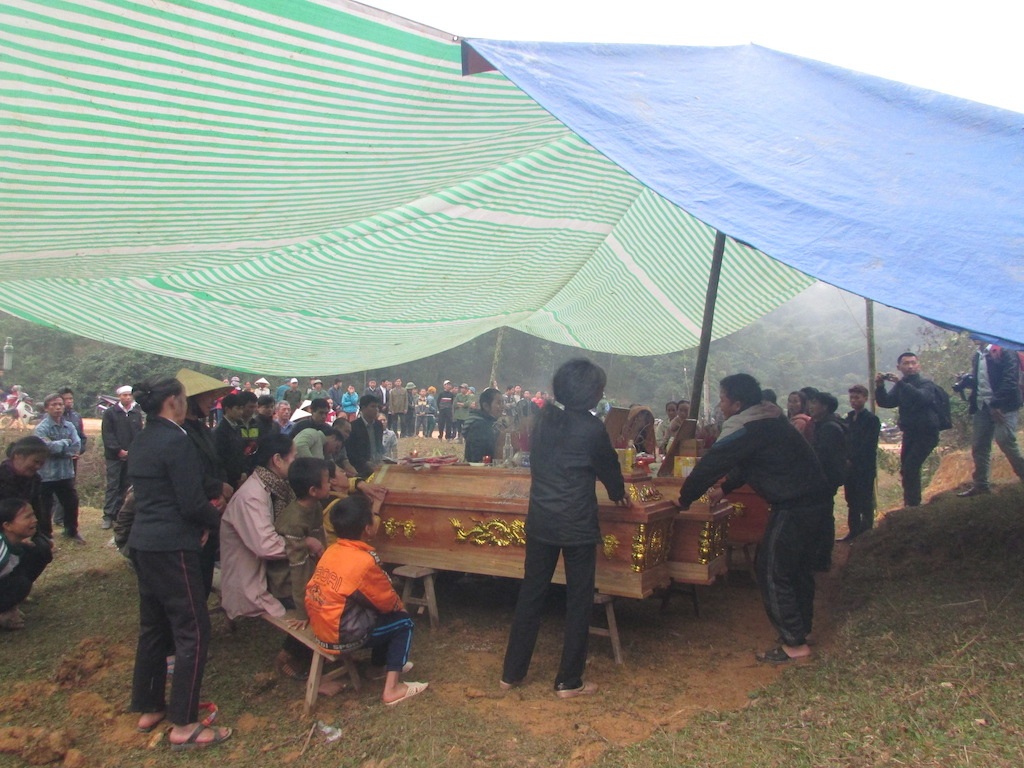 Xóm nghèo phủ trắng khăn tang.