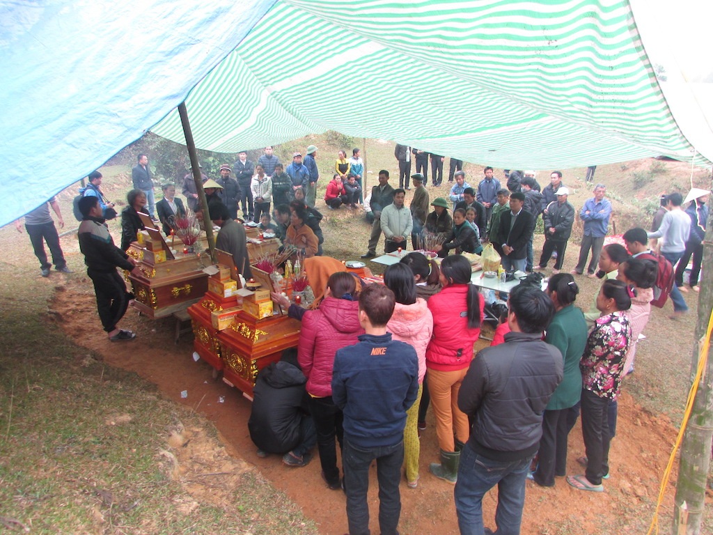 Xóm nghèo phủ trắng khăn tang.