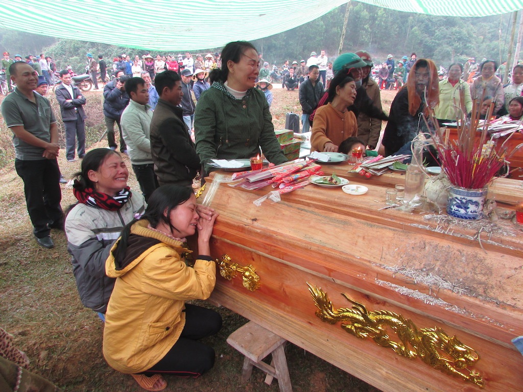 Xóm nghèo phủ trắng khăn tang.