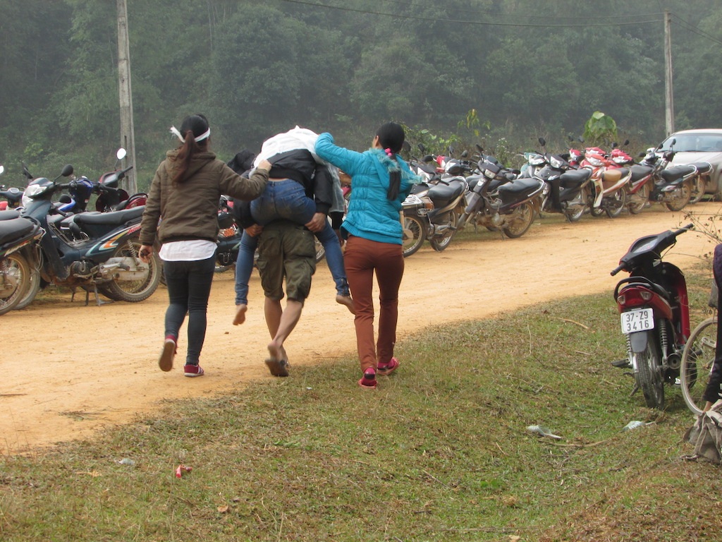 Xóm nghèo phủ trắng khăn tang.