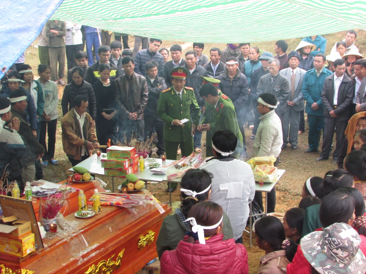 Xóm nghèo phủ trắng khăn tang.