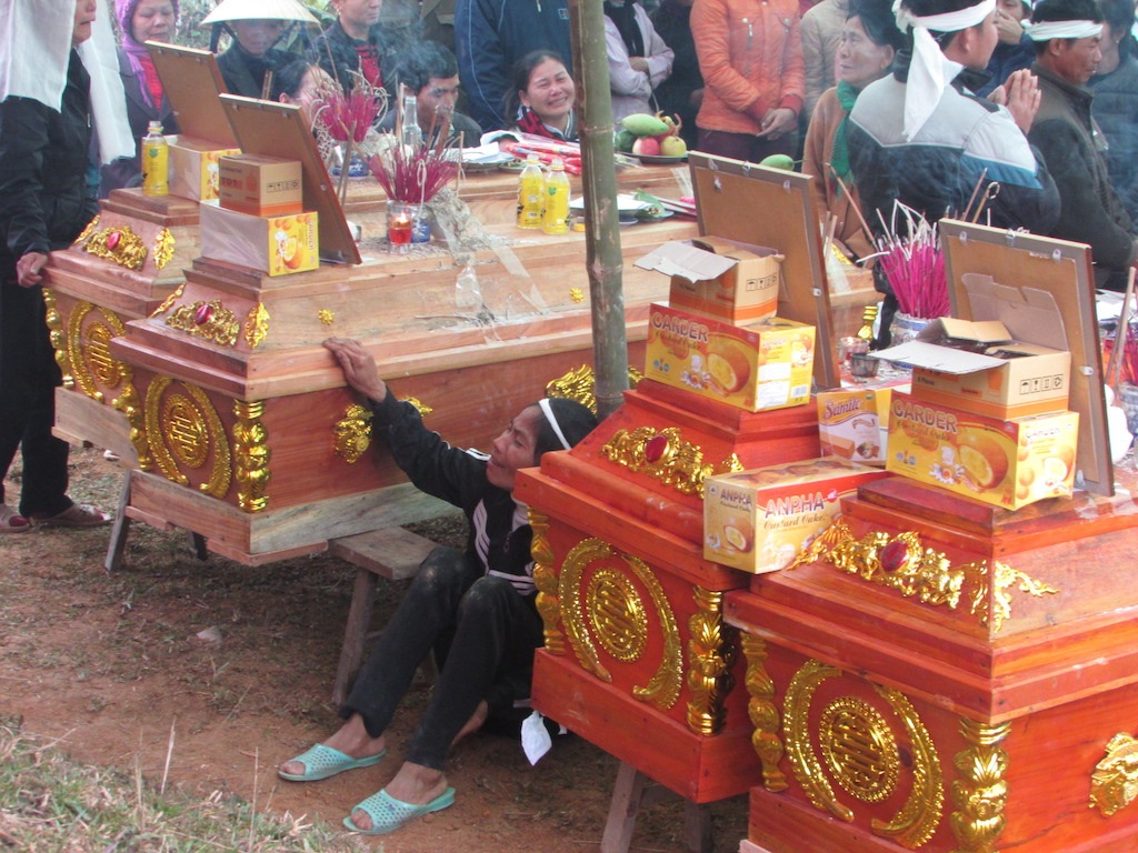 Xóm nghèo phủ trắng khăn tang.