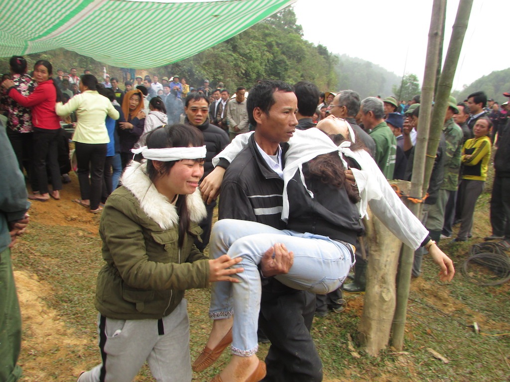 Xóm nghèo phủ trắng khăn tang.