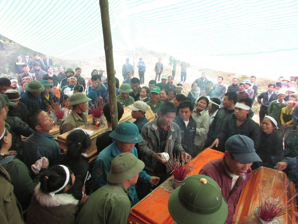 Xóm nghèo phủ trắng khăn tang.