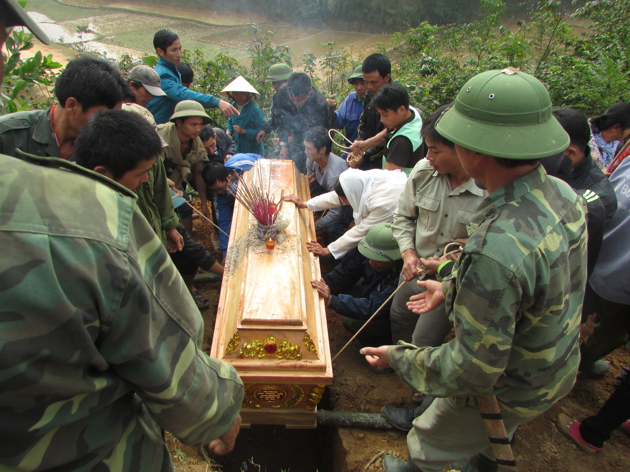 Xóm nghèo phủ trắng khăn tang.