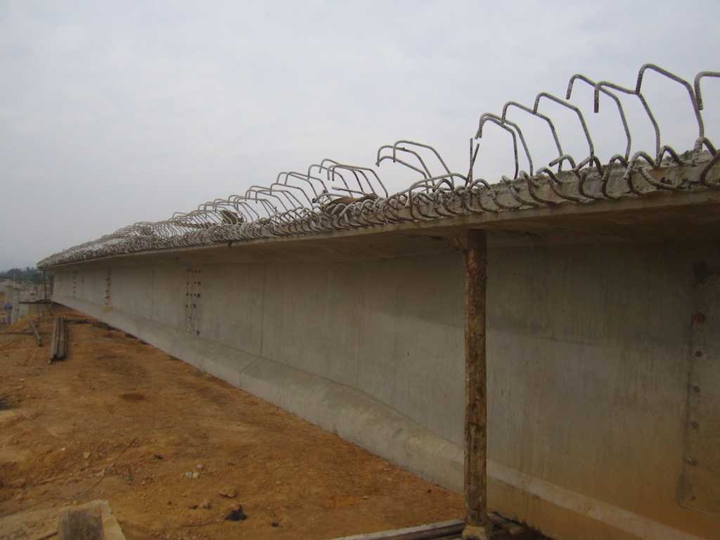 Một dầm bê thông đúc lên rồi nằm chờ ngày này qua tháng khác .