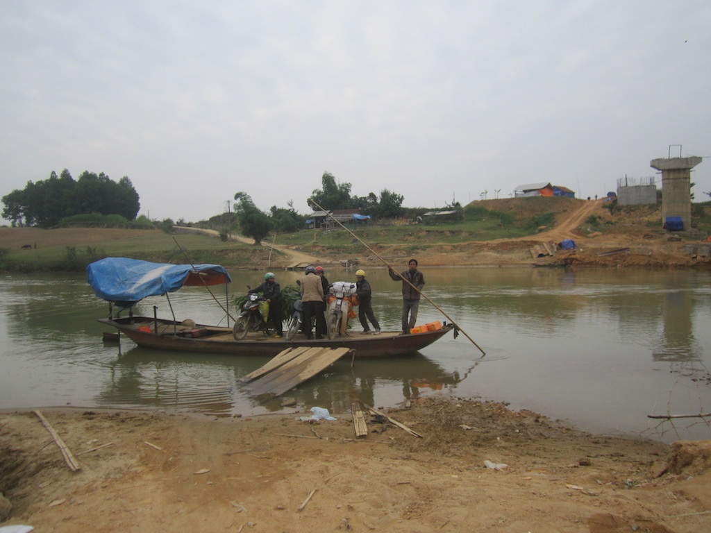 Còn người dân cứ phải lụy đò.