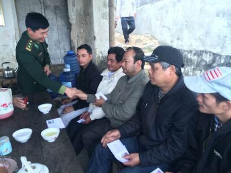 6 thuyền viên được cứu sống và được lãnh đạo TX Hoàng Mai, Đồn biên phòng thăm hỏi.