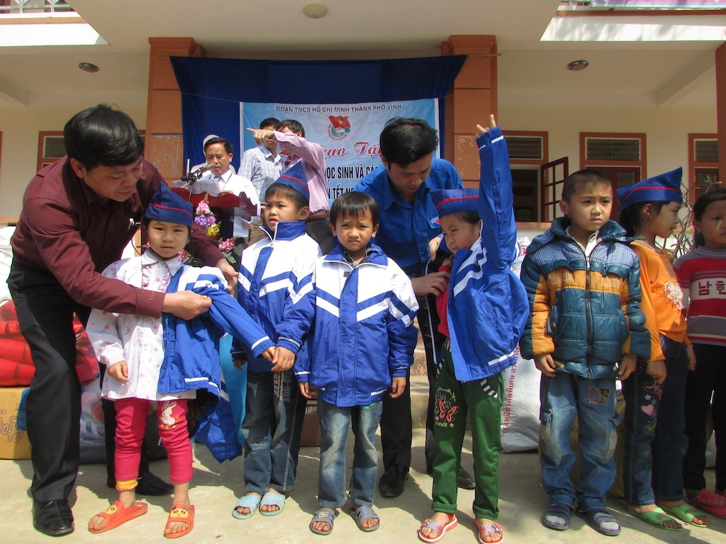 Các thành viên trong đoàn trao quà cho học sinh cấp 1, cấp 2 xã Yên Hòa.