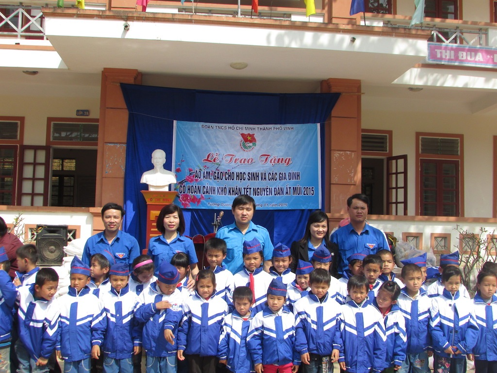 Các em học sinh xã Yên Hoà với những bộ áo ấm đẹp từ nay các em sẽ ấm hơn mỗi khi mùa đông về.