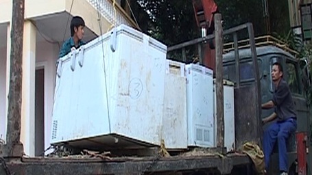 “Đột nhập” cơ sở kinh doanh bắt 50 cá thể khỉ - 1 Một số động vật khác được chủ cơ sở cất giấu trong những tủ lạnh.