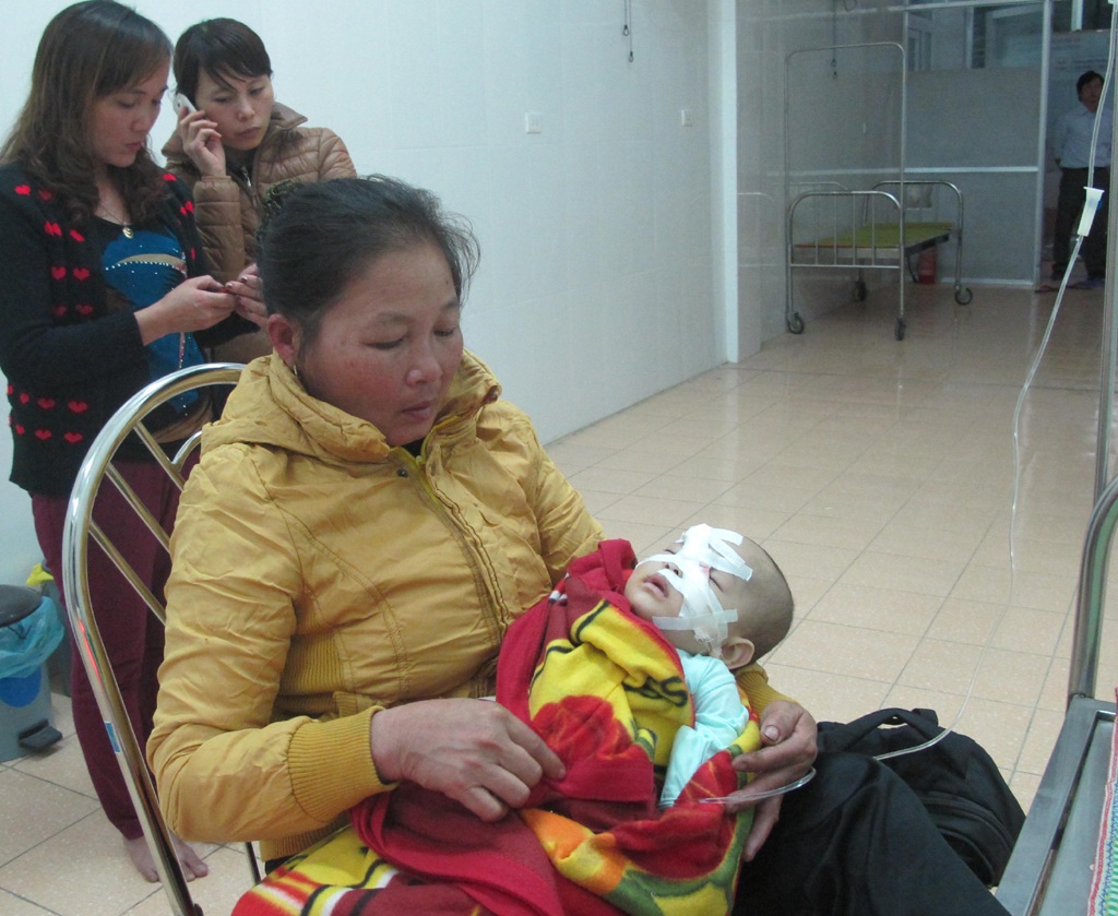 Cháu Linh đang được người nhà chăm sóc.