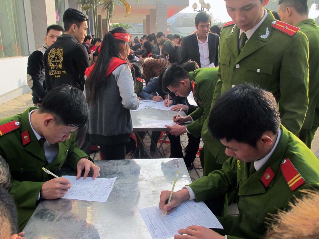 Hàng nghìn người tham gia hiến máu ngày Chủ Nhật đỏ - 6 Các chiến sĩ, quân nhân cũng nhiệt tình tham gia hiến máu