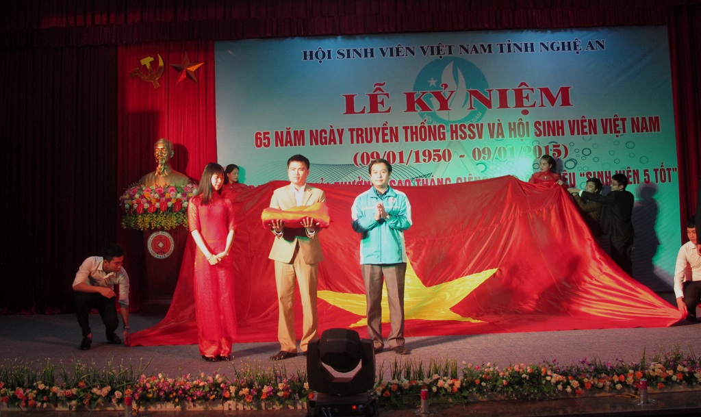 Nghệ An: 17 sinh viên xuất sắc nhận giải thưởng "Sao Tháng Giêng" - 5 Các đơn vị trường Đại học và Cao đảng trên địa bàn trao tặng cờ Tổ Quốc tới cột cờ tại Đảo Mắt.