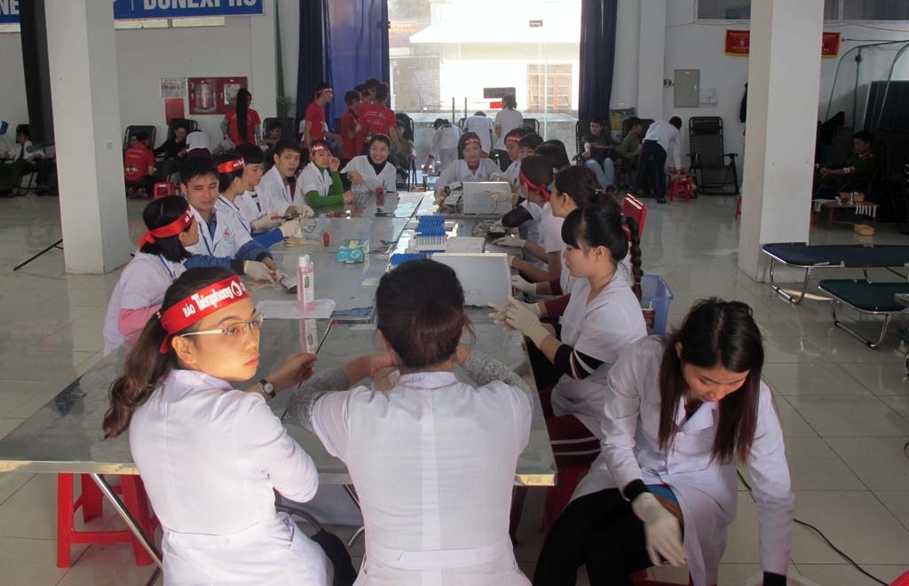 Hàng nghìn người tham gia hiến máu ngày Chủ Nhật đỏ - 9 Các chiến sĩ, quân nhân cũng nhiệt tình tham gia hiến máu