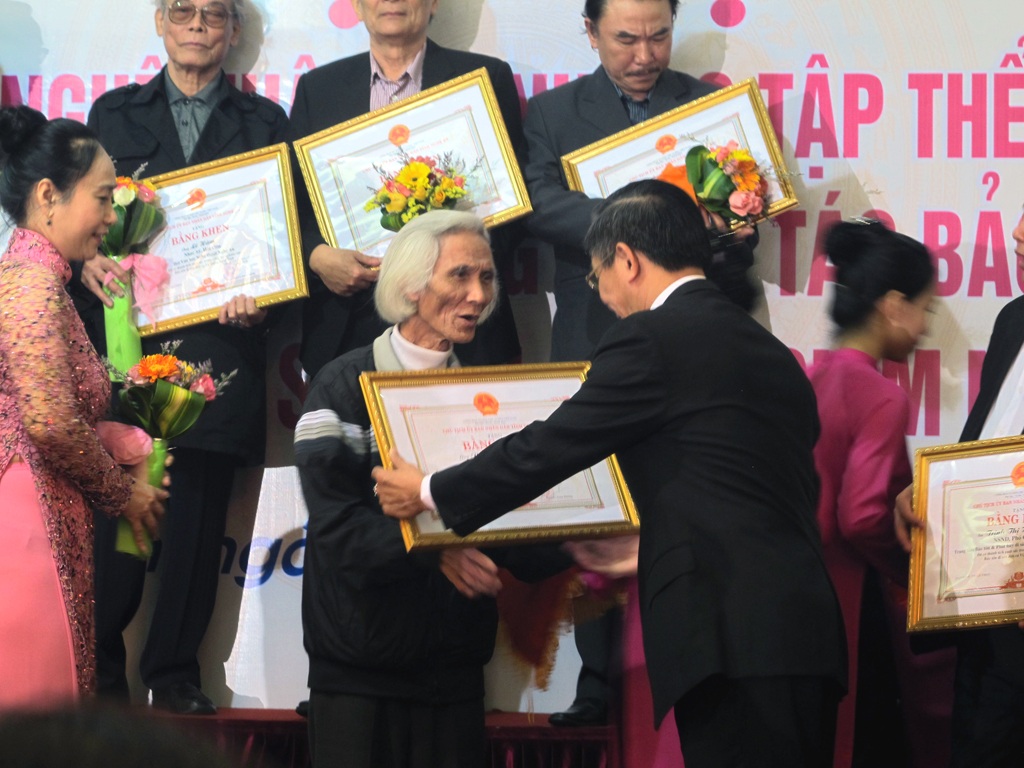 Tặng bằng khen cho tập thể, cá nhân có thành tích bảo tồn dân ca Ví, Giặm - 3 UBND tỉnh Nghệ An trao tặng bằng khen cho những cá nhân, tập thể, nghệ nhân trong buổi lễ gặp mặt.