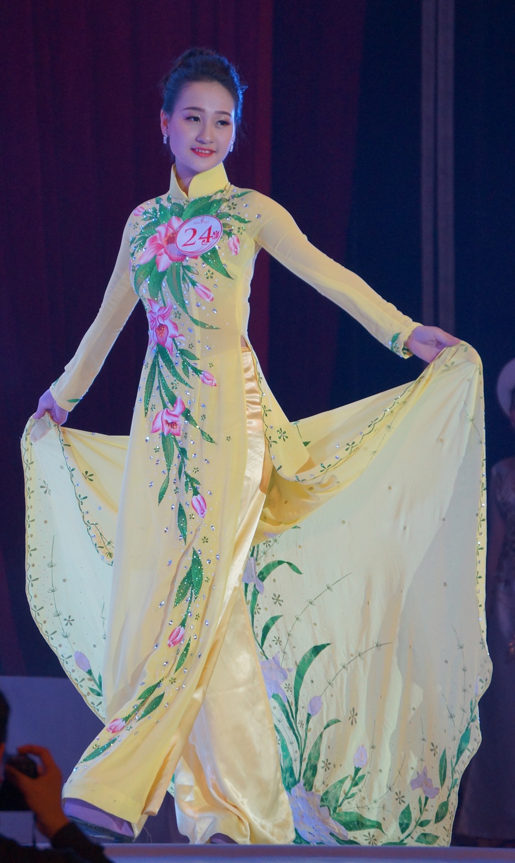 Nữ sinh ĐH Vinh đăng quang Miss Vinh 2014 - 5 Rất nhiều gương mặt khả ái được khán giả trầm trồ khen ngợi trong phần thi.