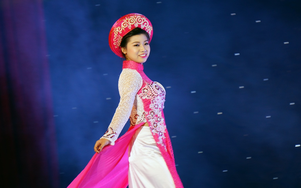 Nữ sinh ĐH Vinh đăng quang Miss Vinh 2014 - 4 Rất nhiều gương mặt khả ái được khán giả trầm trồ khen ngợi trong phần thi.