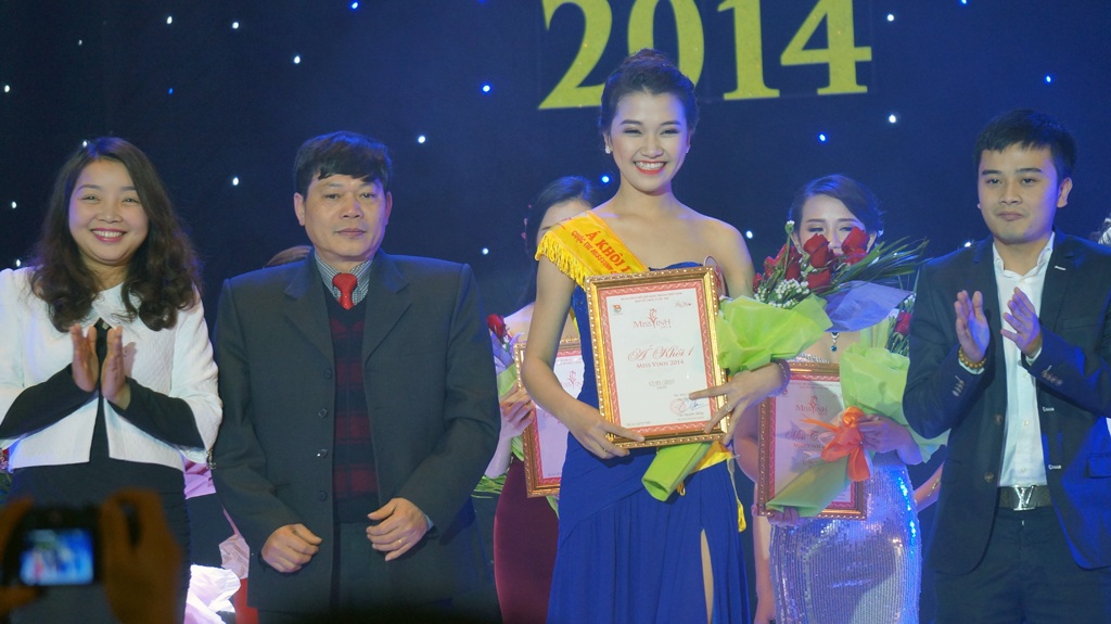 Nữ sinh ĐH Vinh đăng quang Miss Vinh 2014 - 13 Giải Á khôi 1 thuộc về thí sinh Lê Nguyễn Ngọc Ánh (SN 1996, trường ĐH Vinh).