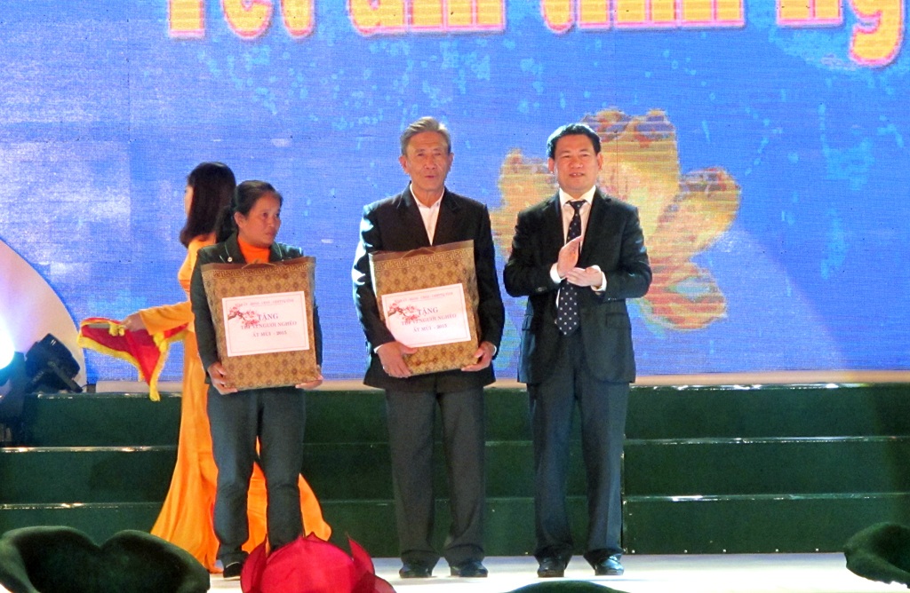 Hơn 31 tỷ đồng ủng hộ “Tết vì người nghèo Ất Mùi 2015” - 2 Buổi giao lưu đối thoại trực tiếp trong chương trình Tết vì người nghèo - Ất Mùi 2015.