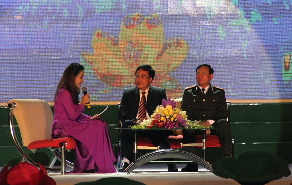 Hơn 31 tỷ đồng ủng hộ “Tết vì người nghèo Ất Mùi 2015” - 1 Buổi giao lưu đối thoại trực tiếp trong chương trình Tết vì người nghèo - Ất Mùi 2015.