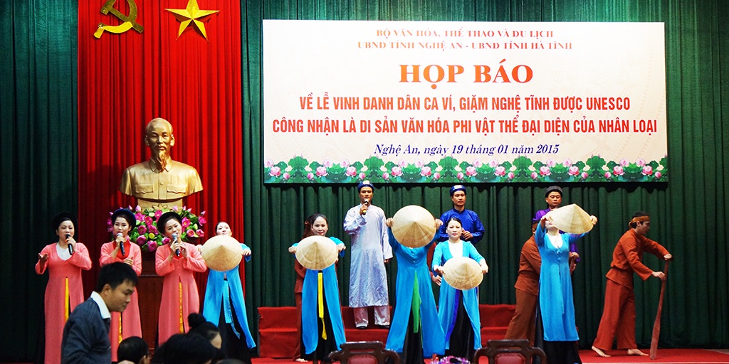 Chuẩn bị sẵn sàng cho Lễ vinh danh di sản “Dân ca Ví, Giặm Nghệ Tĩnh” - 2 Một vở diễn về dân ca Ví, Giặm trong buổi họp báo.