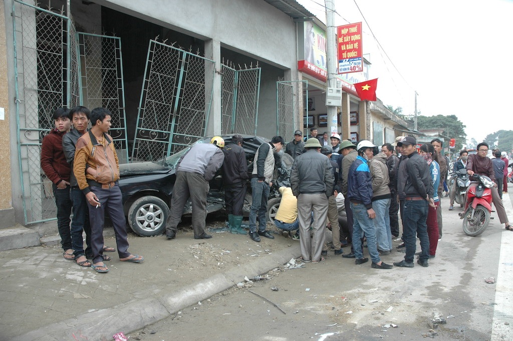 Rất đông người dân kéo đến xem.