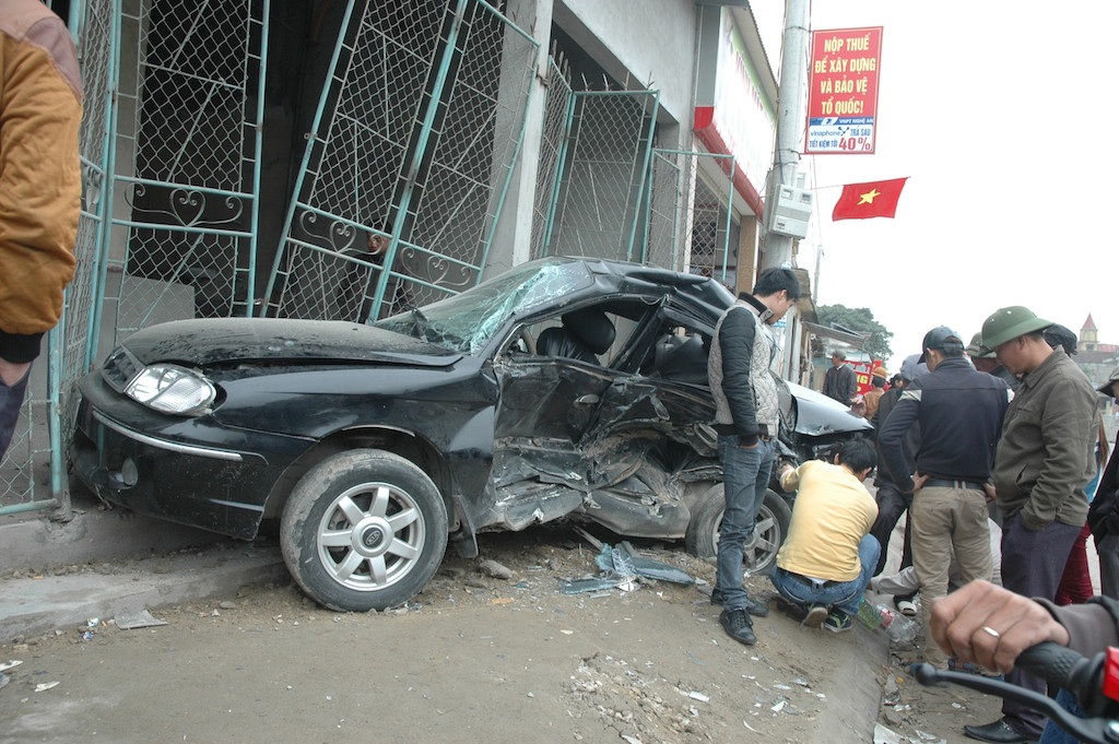 Chiếc xe con bị hư hỏng gần như hoàn toàn. Phía bên tay lái bẹp dúm, vỡ nát...