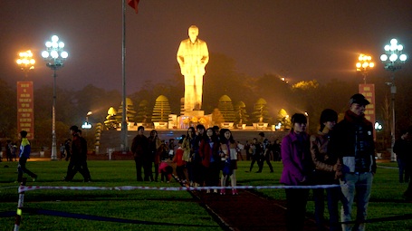 Dòng người đổ về Quảng trường Hồ Chí Minh (Ảnh: Nguyễn Duy).