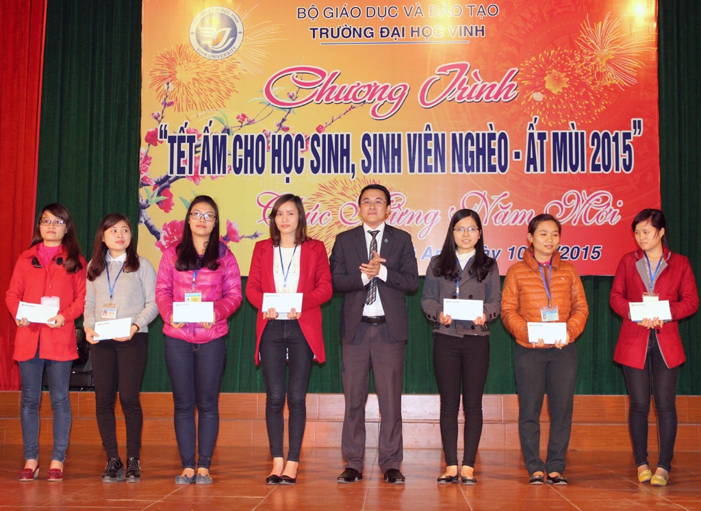 Tặng quà hơn 700 sinh viên nghèo về quê ăn Tết - 3 Đại diện ngân hàng Sài Gòn chi Nhánh Nghệ An trao 7 suất học bổng tới các em sinh viên nghèo.