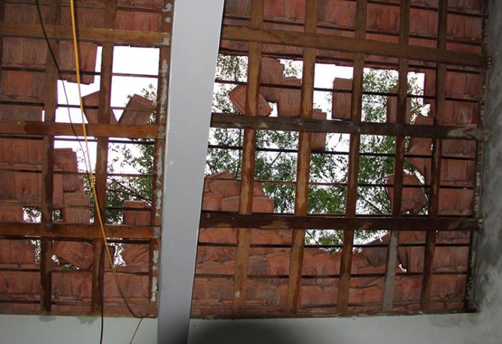 Trận mưa lốc đã làm nhiều ngôi nhà bị tốc mái, hư hỏng nặng.